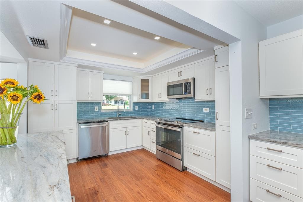 2126 RIVERBLUFF PARKWAY V323 photo 17