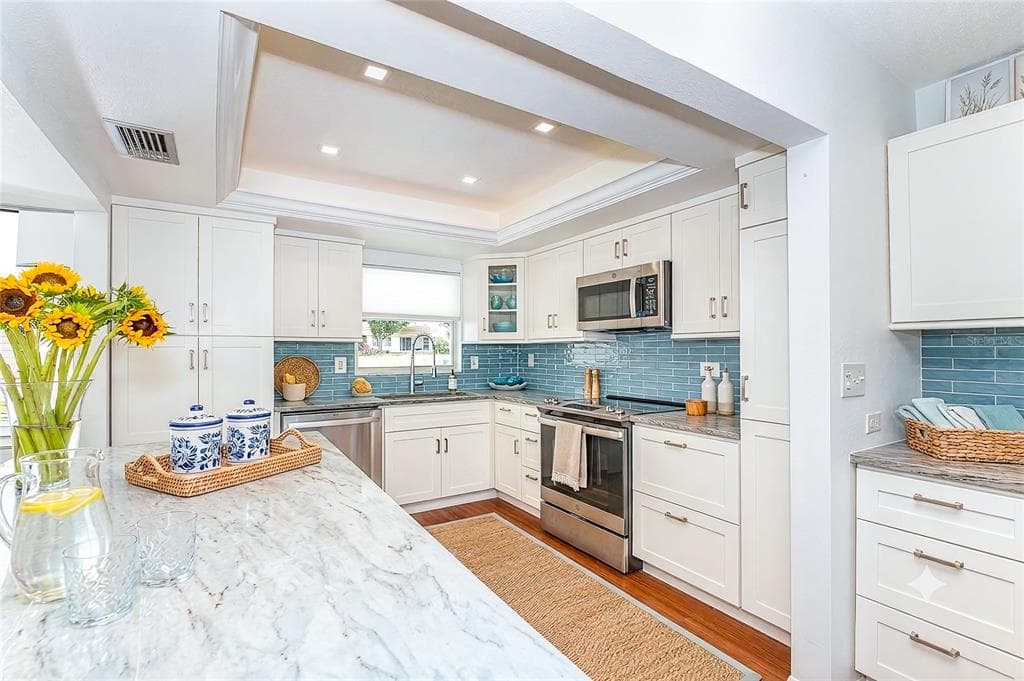 2126 RIVERBLUFF PARKWAY V323 photo 9