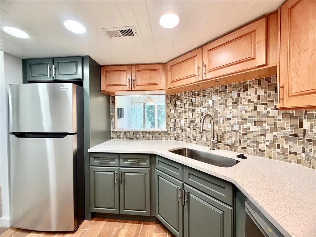 7400 SUN ISLAND DRIVE S 111 photo 5