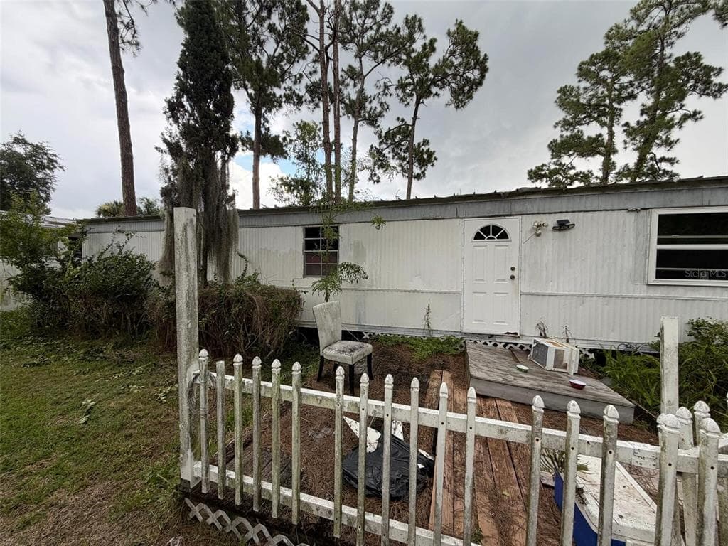 4560 POLK CITY ROAD photo 2