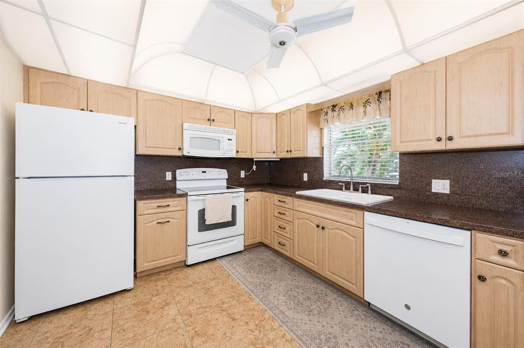 4700 COVE CIRCLE 208 photo 3