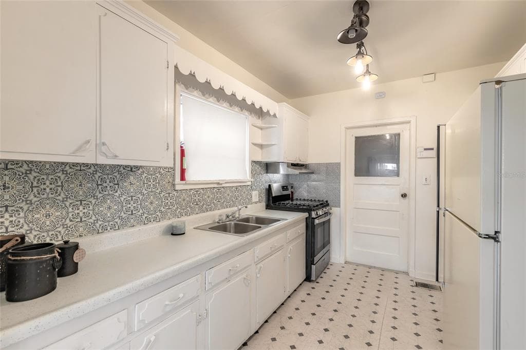 255 LEXINGTON DRIVE photo 13