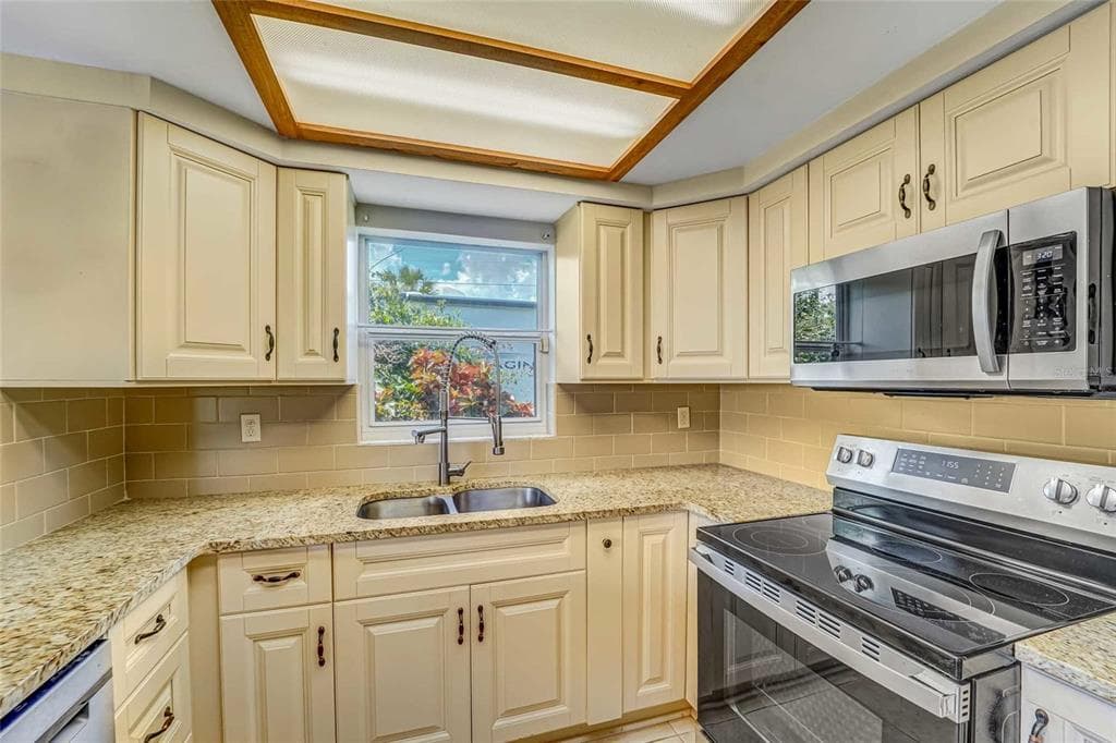 8542 BETTY STREET photo 3