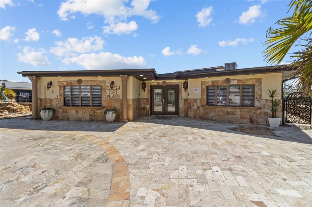 357 LA HACIENDA DRIVE 1