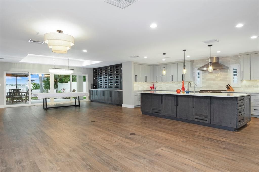 303 BATH CLUB BOULEVARD N photo 3