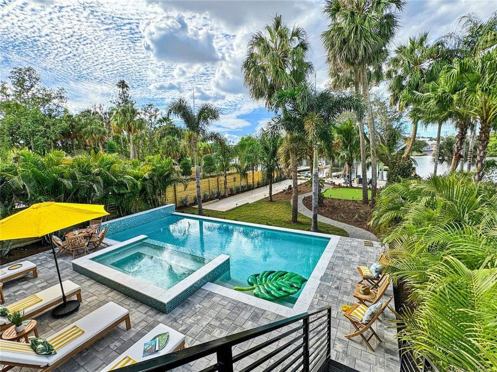 2519/1 N RIVERSIDE DR photo 2