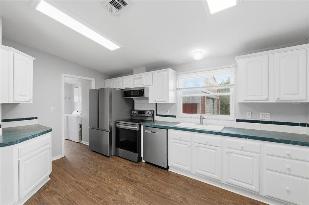 338 1ST AVENUE N photo 23