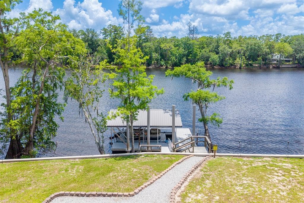 8213 RIVERVIEW ROAD photo 2