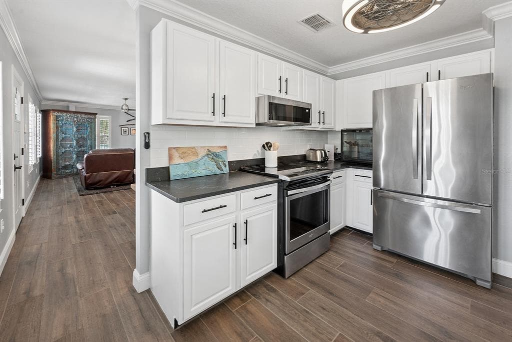 8213 RIVERVIEW ROAD photo 20