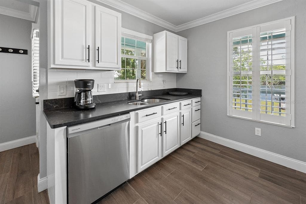 8213 RIVERVIEW ROAD photo 18