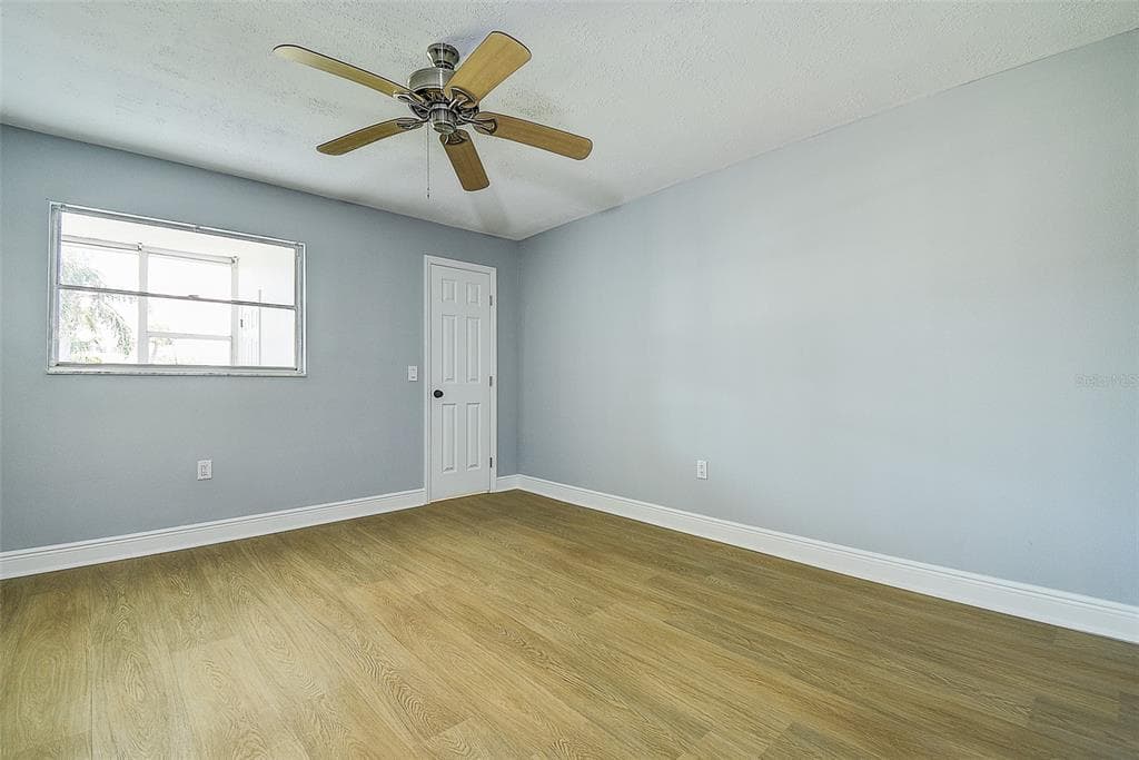 1819 SHORE DRIVE S 110 photo 23