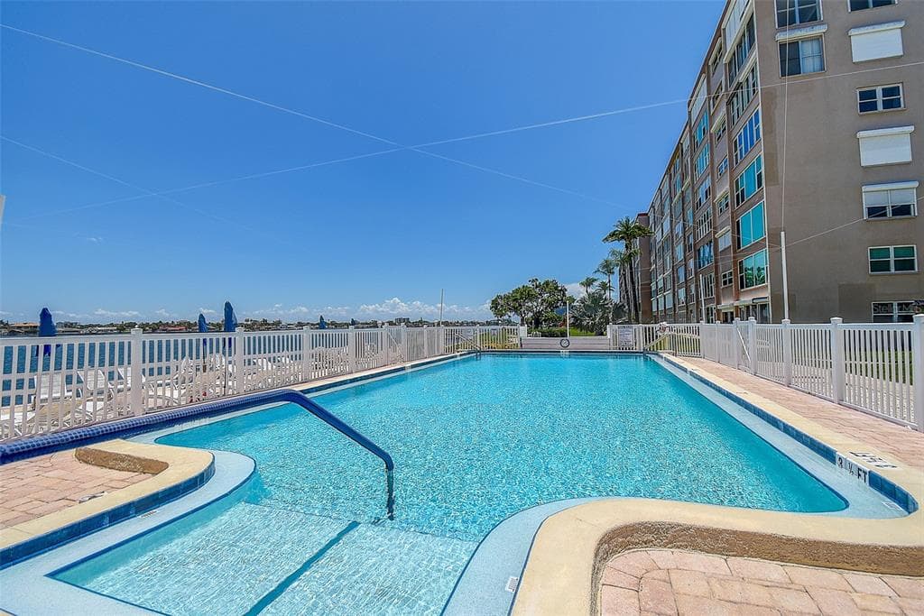 1819 SHORE DRIVE S 110 photo 6