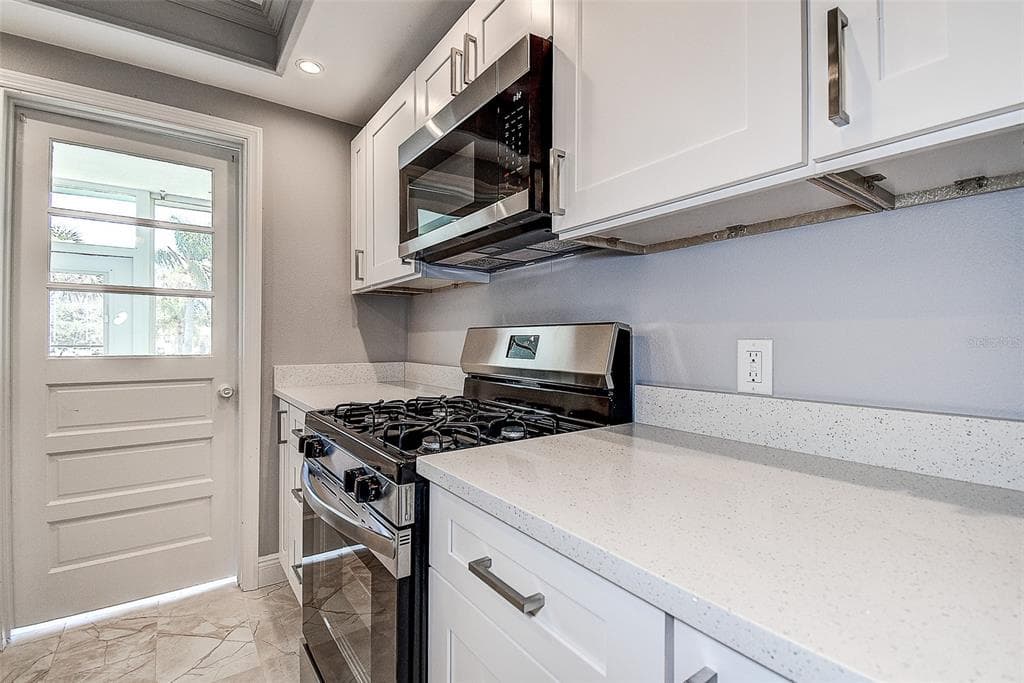 1819 SHORE DRIVE S 110 photo 17