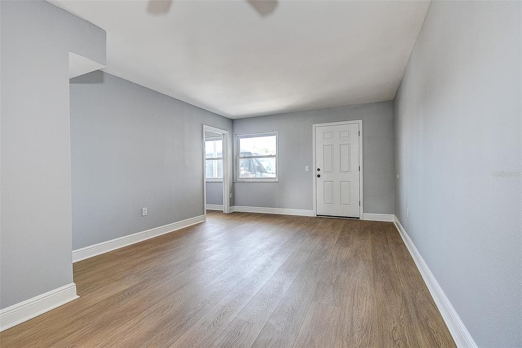 1819 SHORE DRIVE S 110 photo 12