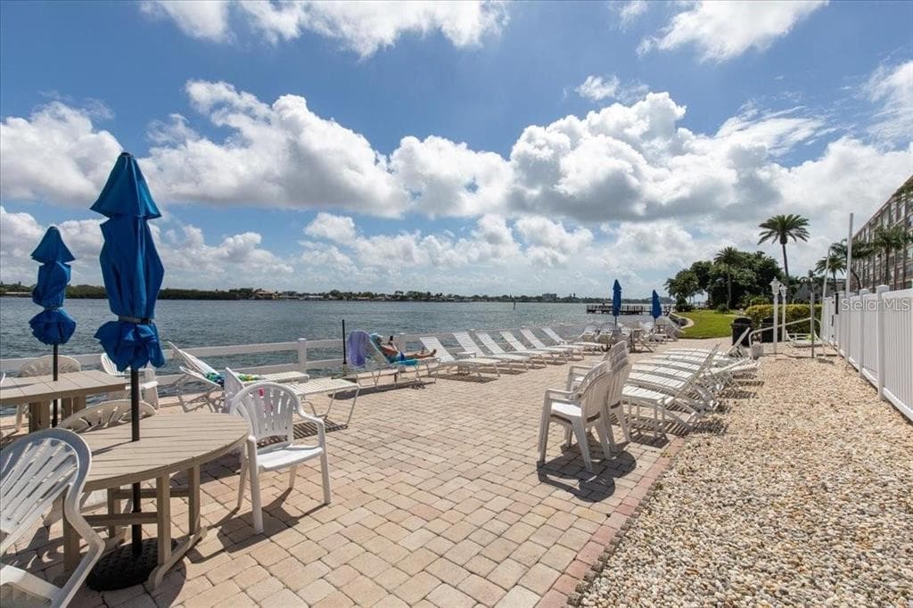 1819 SHORE DRIVE S 110 photo 7