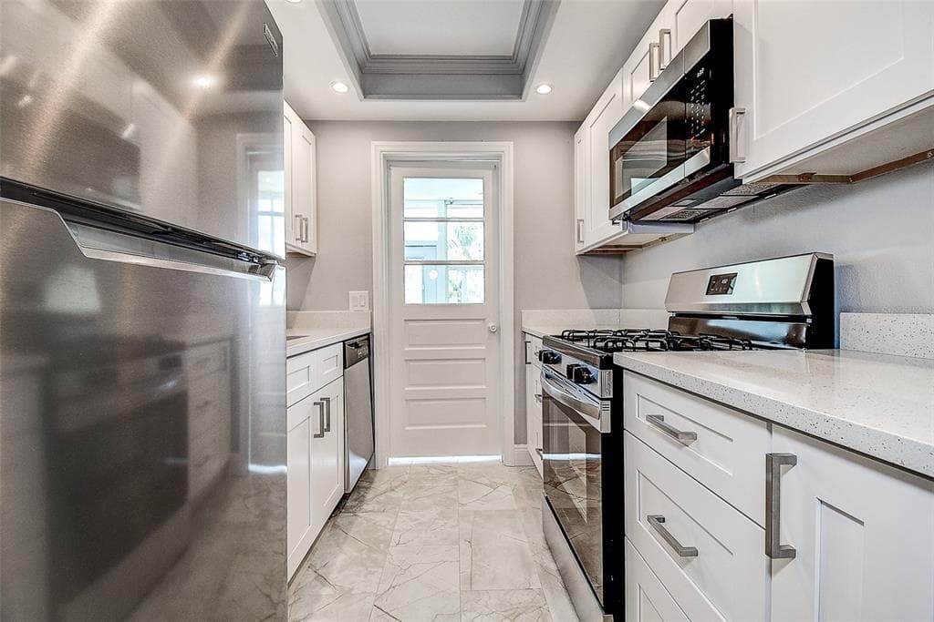 1819 SHORE DRIVE S 110 photo 15