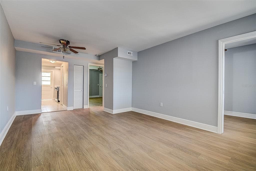 1819 SHORE DRIVE S 110 photo 11