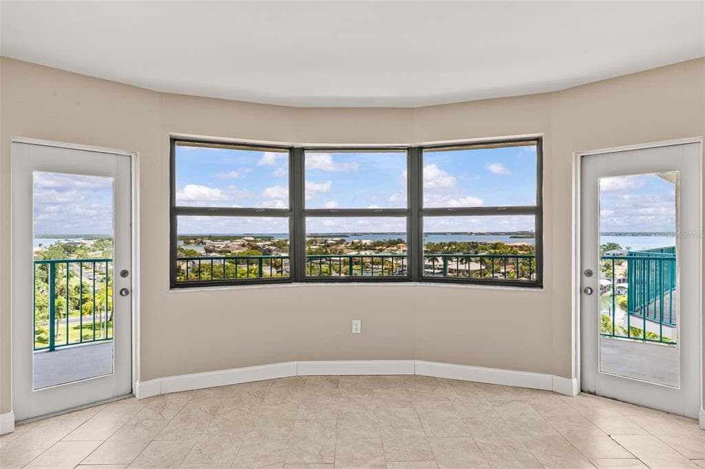 670 ISLAND WAY 800 photo 5