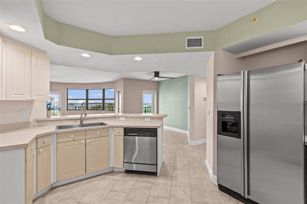 670 ISLAND WAY 800 photo 9