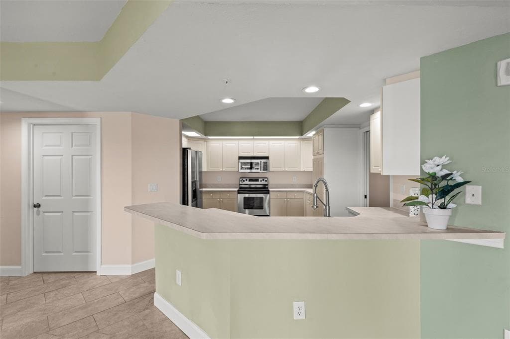 670 ISLAND WAY 800 photo 18