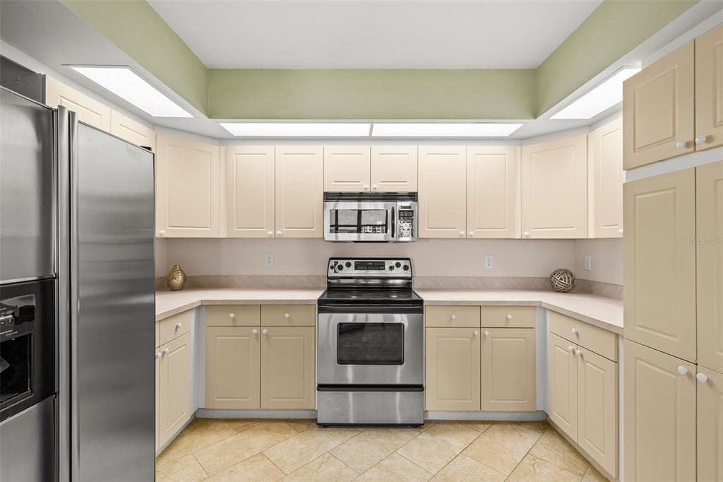 670 ISLAND WAY 800 photo 19