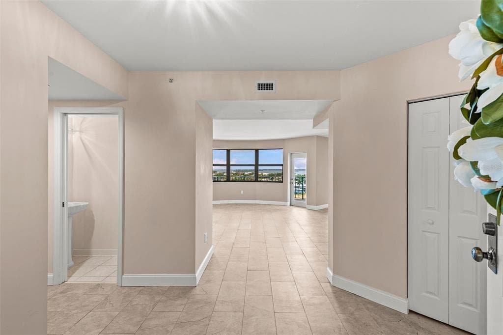 670 ISLAND WAY 800 photo 4