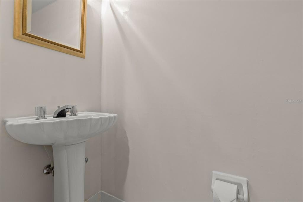 670 ISLAND WAY 800 photo 25