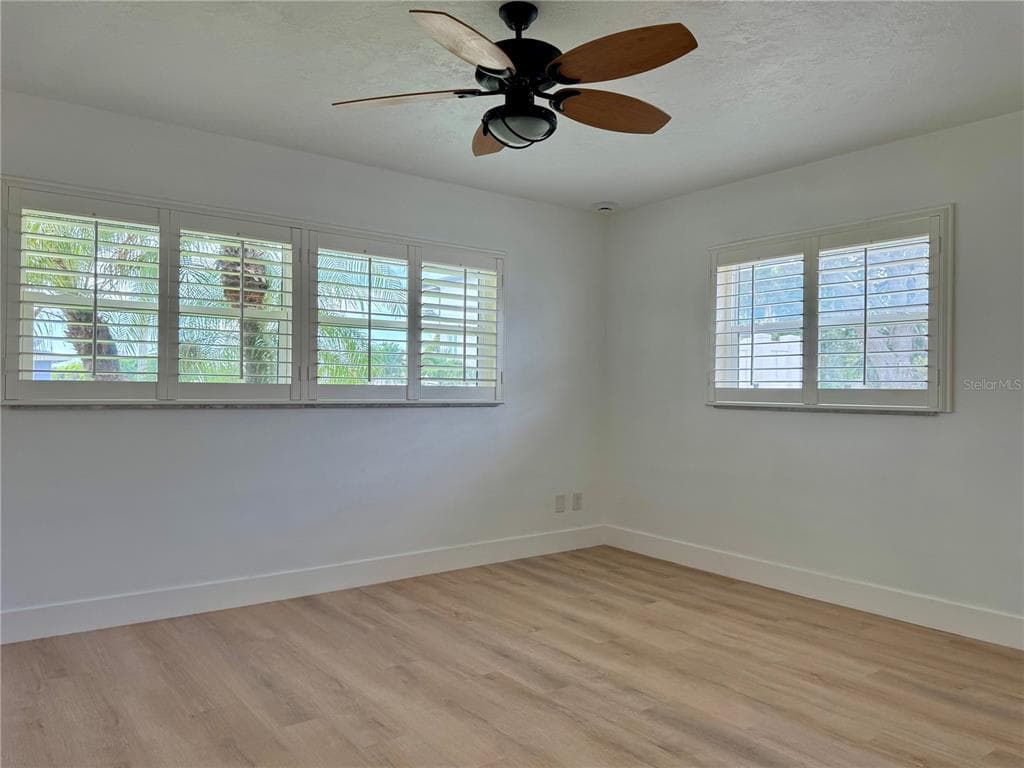 902 OAKWOOD DRIVE photo 15