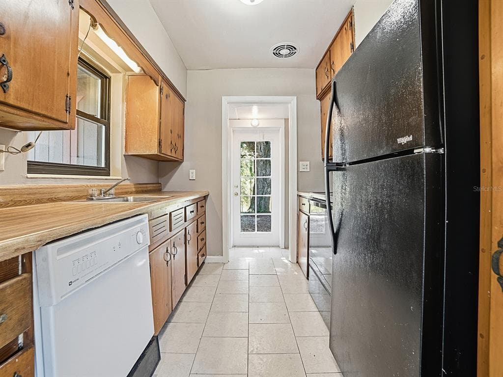 404 LOUIS STREET photo 8