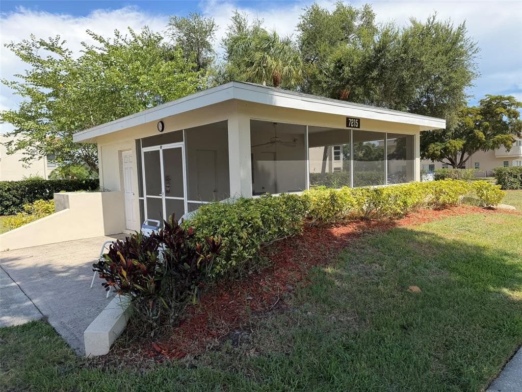 7153 W COUNTRY CLUB DR N 145 photo 24