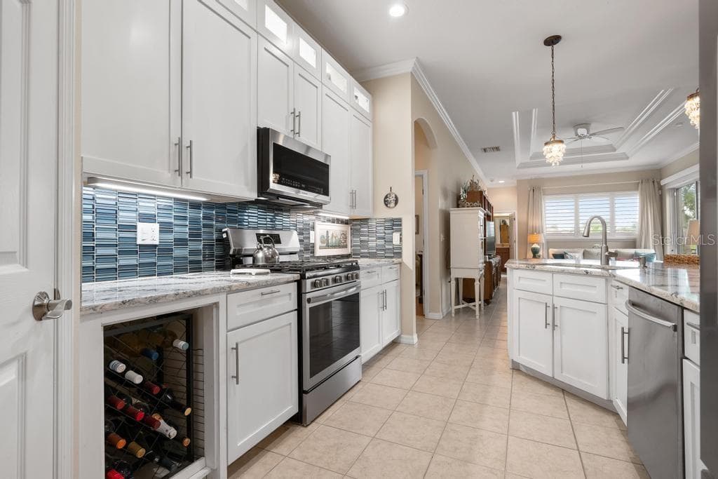 264 DAHLIA COURT photo 13
