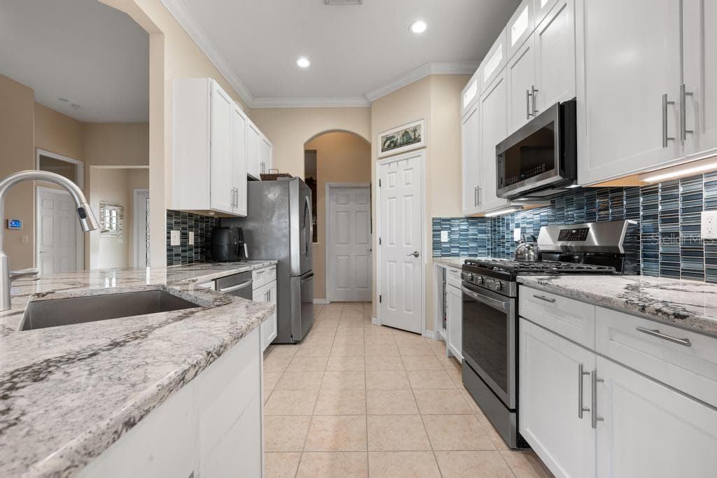 264 DAHLIA COURT photo 12