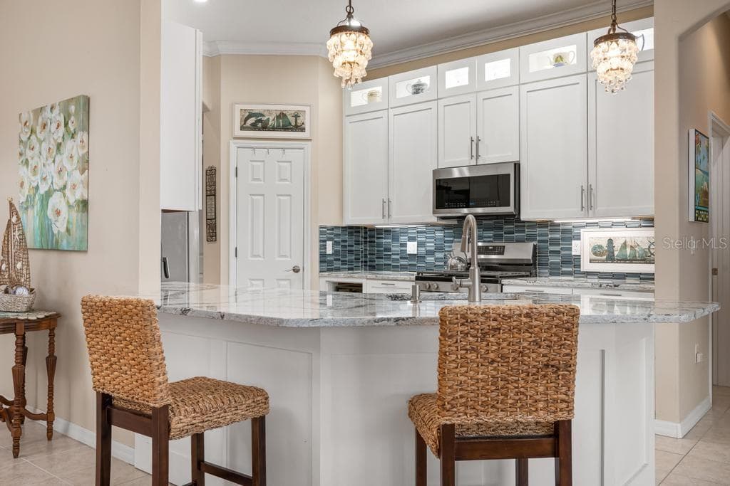 264 DAHLIA COURT photo 10