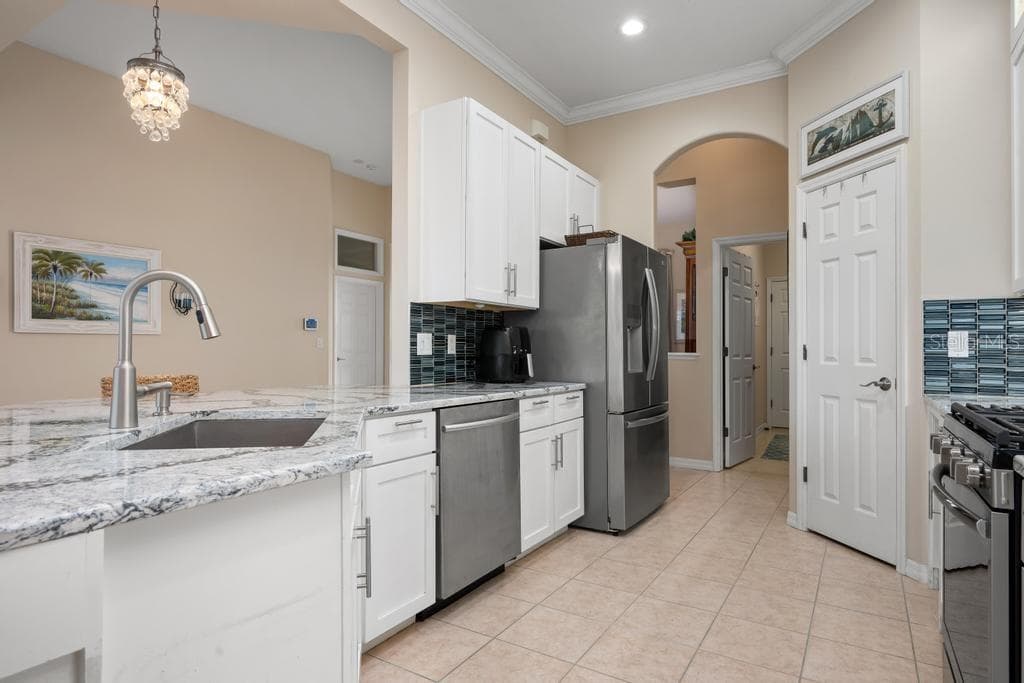 264 DAHLIA COURT photo 11