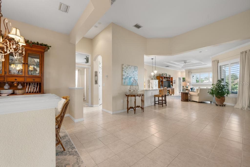 264 DAHLIA COURT photo 4