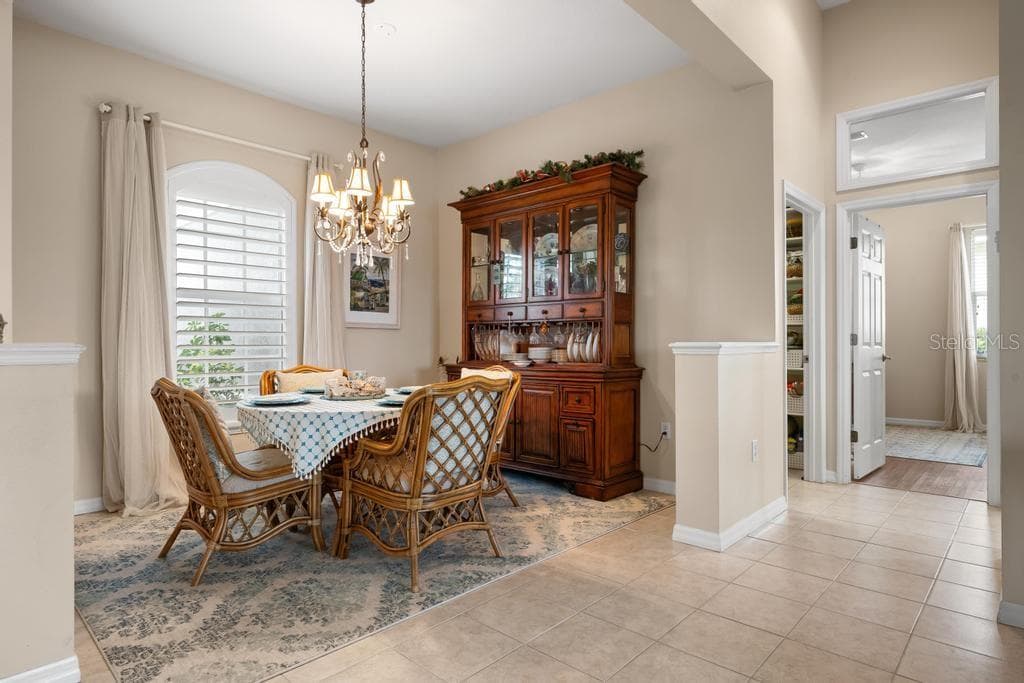 264 DAHLIA COURT photo 8