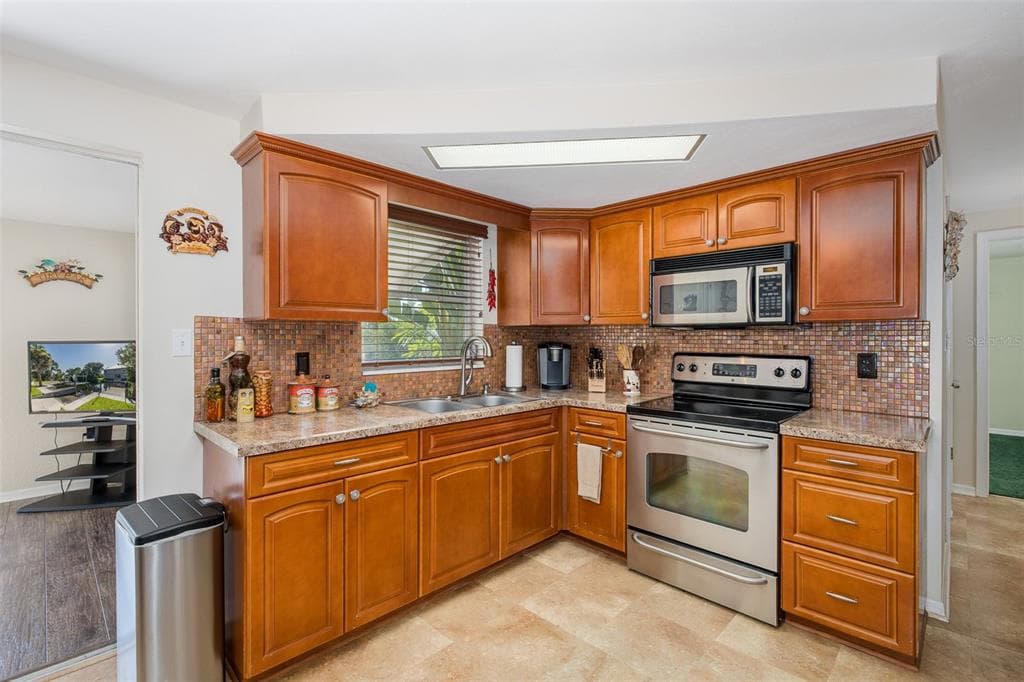 3318 PINEVIEW DRIVE photo 17