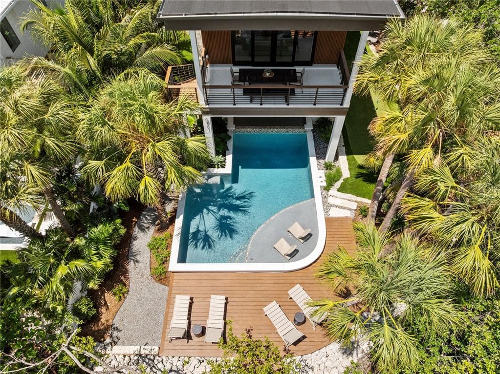 411 PALM AVENUE 5
