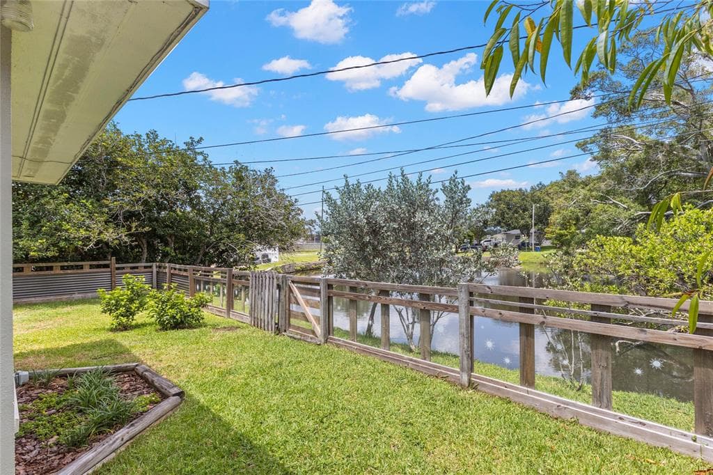 805 WELLINGTON DRIVE photo 2