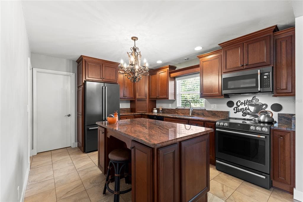 805 WELLINGTON DRIVE photo 4