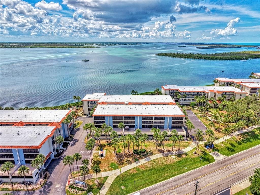 1551 BEACH ROAD 309 photo 4