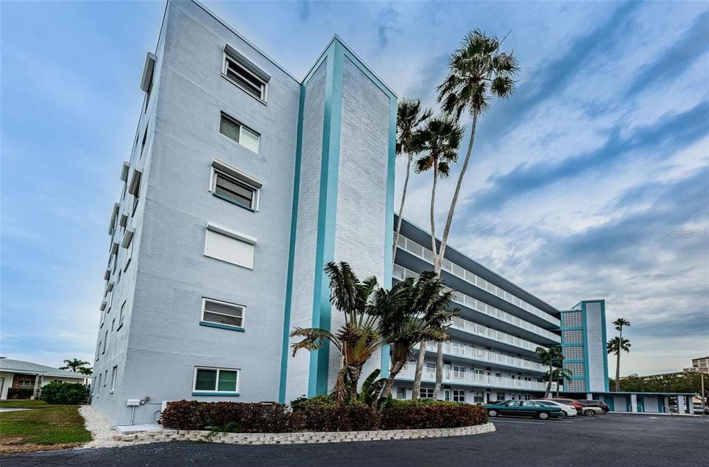 1868 SHORE DRIVE S #102 2