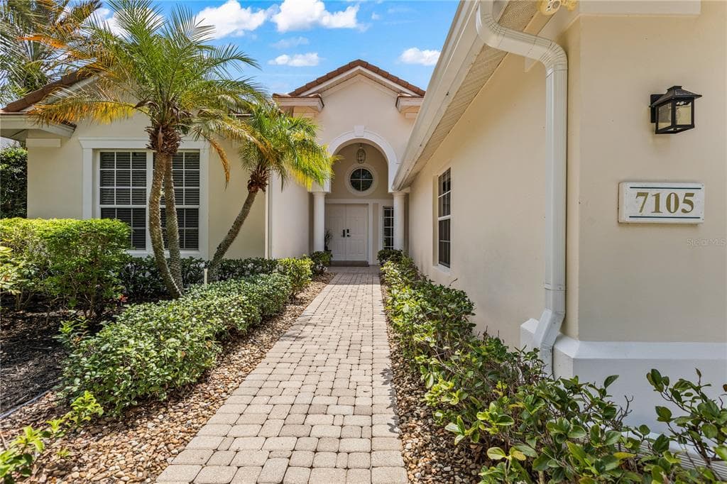 7105 VICTORIA CIRCLE photo 1