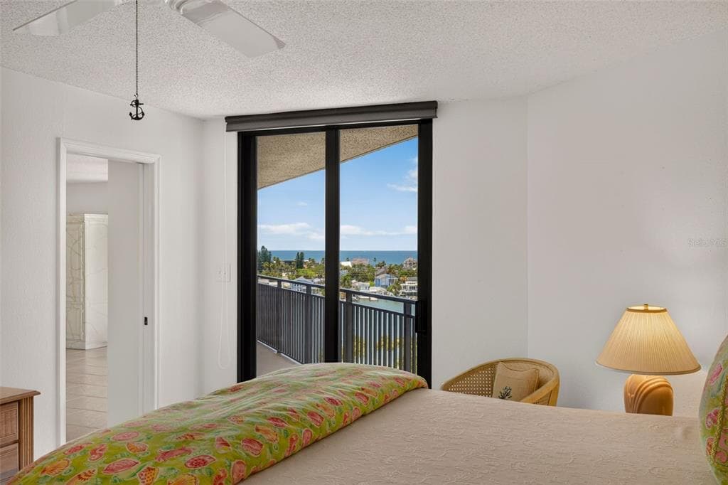 690 ISLAND WAY 909 photo 6
