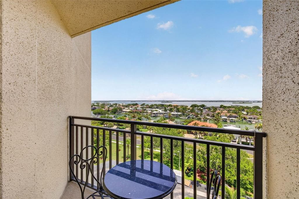 690 ISLAND WAY 909 photo 20