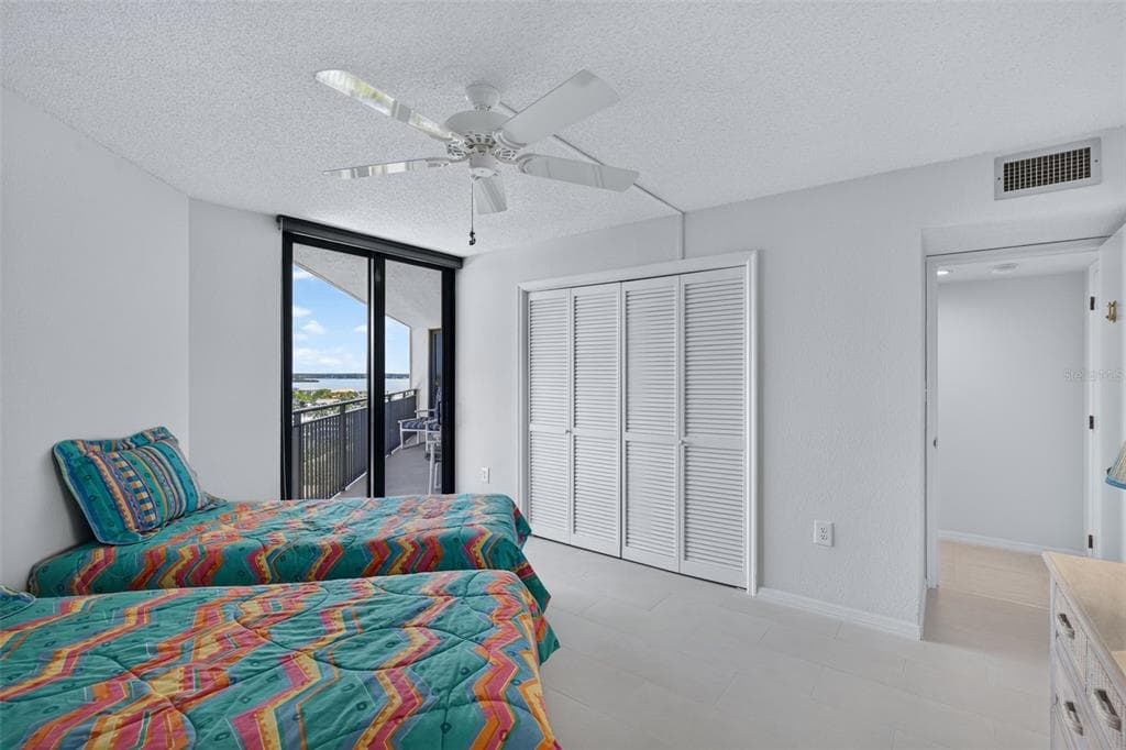 690 ISLAND WAY 909 photo 10