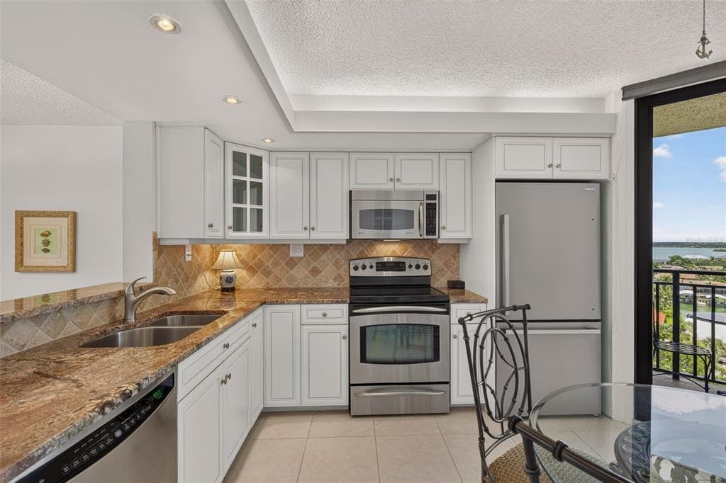 690 ISLAND WAY 909 photo 18