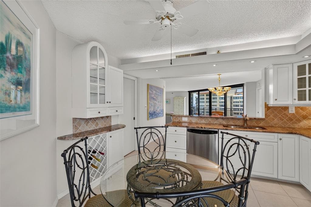 690 ISLAND WAY 909 photo 19