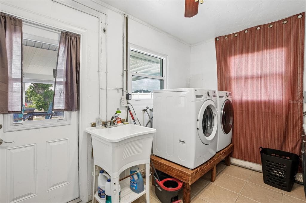 806 BLUE HERON BOULEVARD photo 17