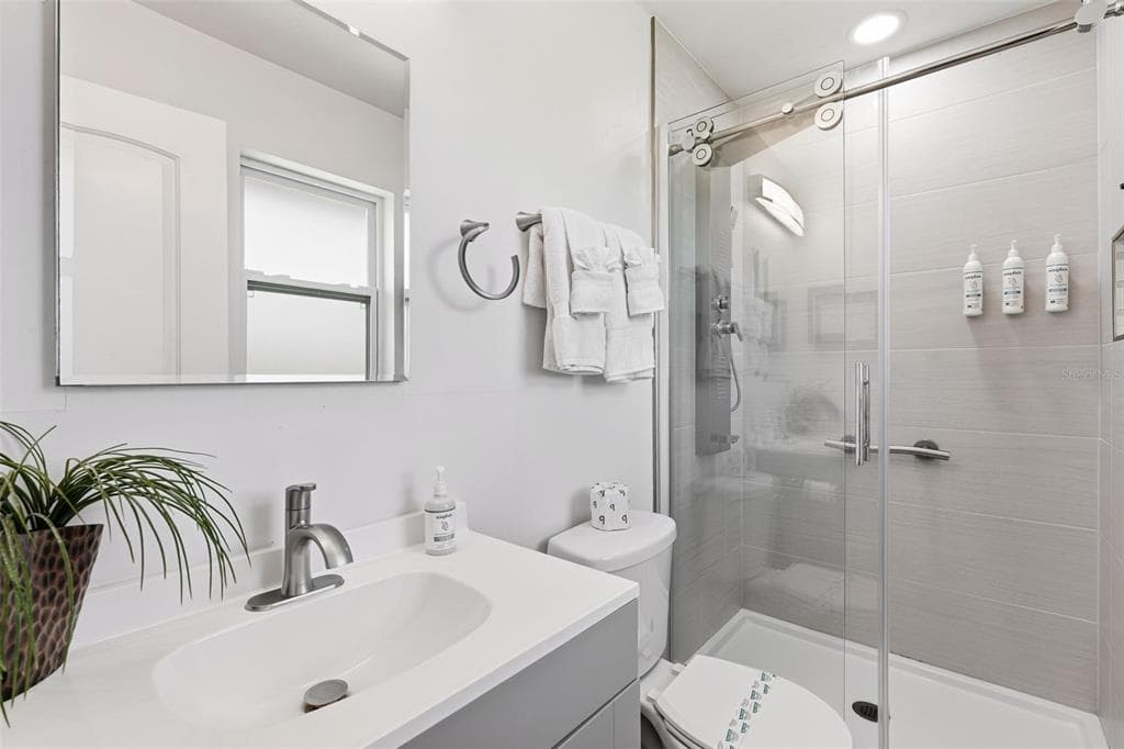 21531 GLADIS AVENUE photo 9